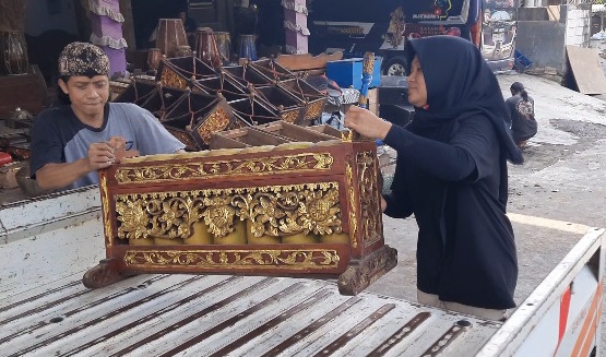 Iseng jualan lewat medsos, ibu rumah tangga di Boyolali raup ratusan juta dari barang bekas Iseng jualan lewat medsos, ibu rumah tangga di Boyolali raup ratusan juta dari barang bekas