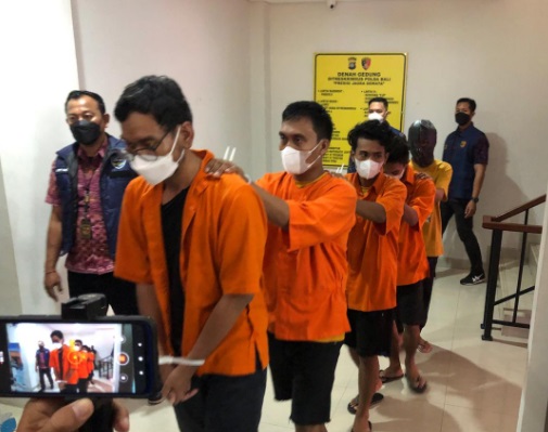Ditreskrimsus Polda Bali ungkap kasus dugaan penipuan online Ditreskrimsus Polda Bali ungkap kasus dugaan penipuan online
