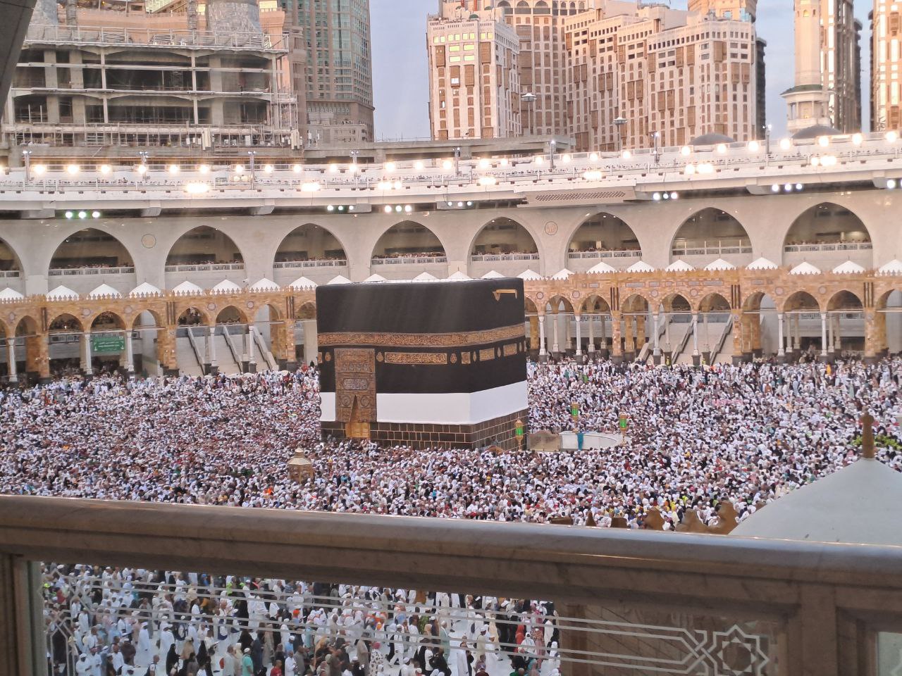 Jemaah Bersiap ke Arafah, Petugas Lakukan Pemindaian Smart Card Sebelum Naik Bus Jemaah Bersiap ke Arafah, Petugas Lakukan Pemindaian Smart Card Sebelum Naik Bus