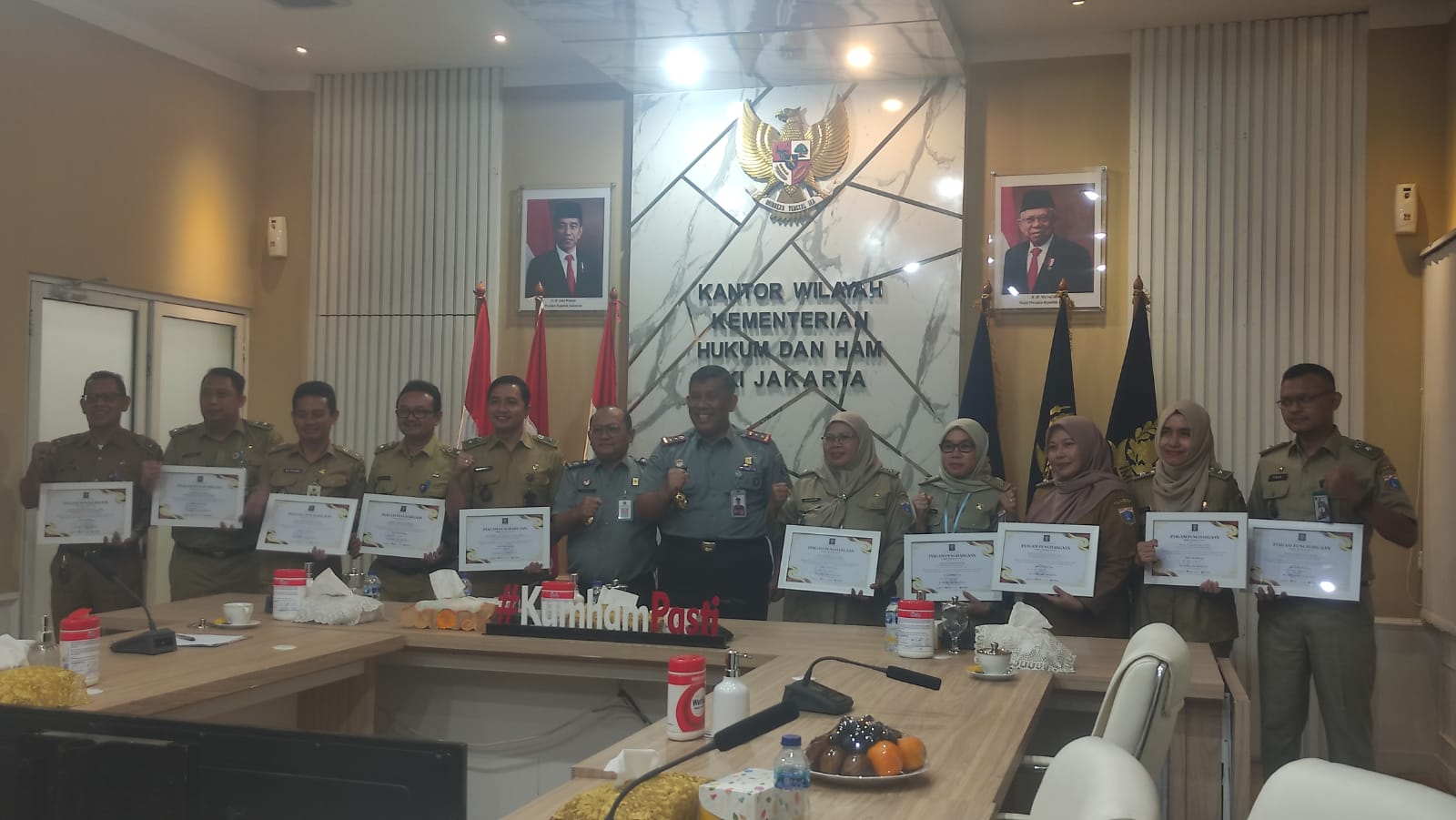 20 lurah terima penghargaan Non Litigation Peacemaker Kanwilkumham Jakarta 20 lurah terima penghargaan Non Litigation Peacemaker Kanwilkumham Jakarta