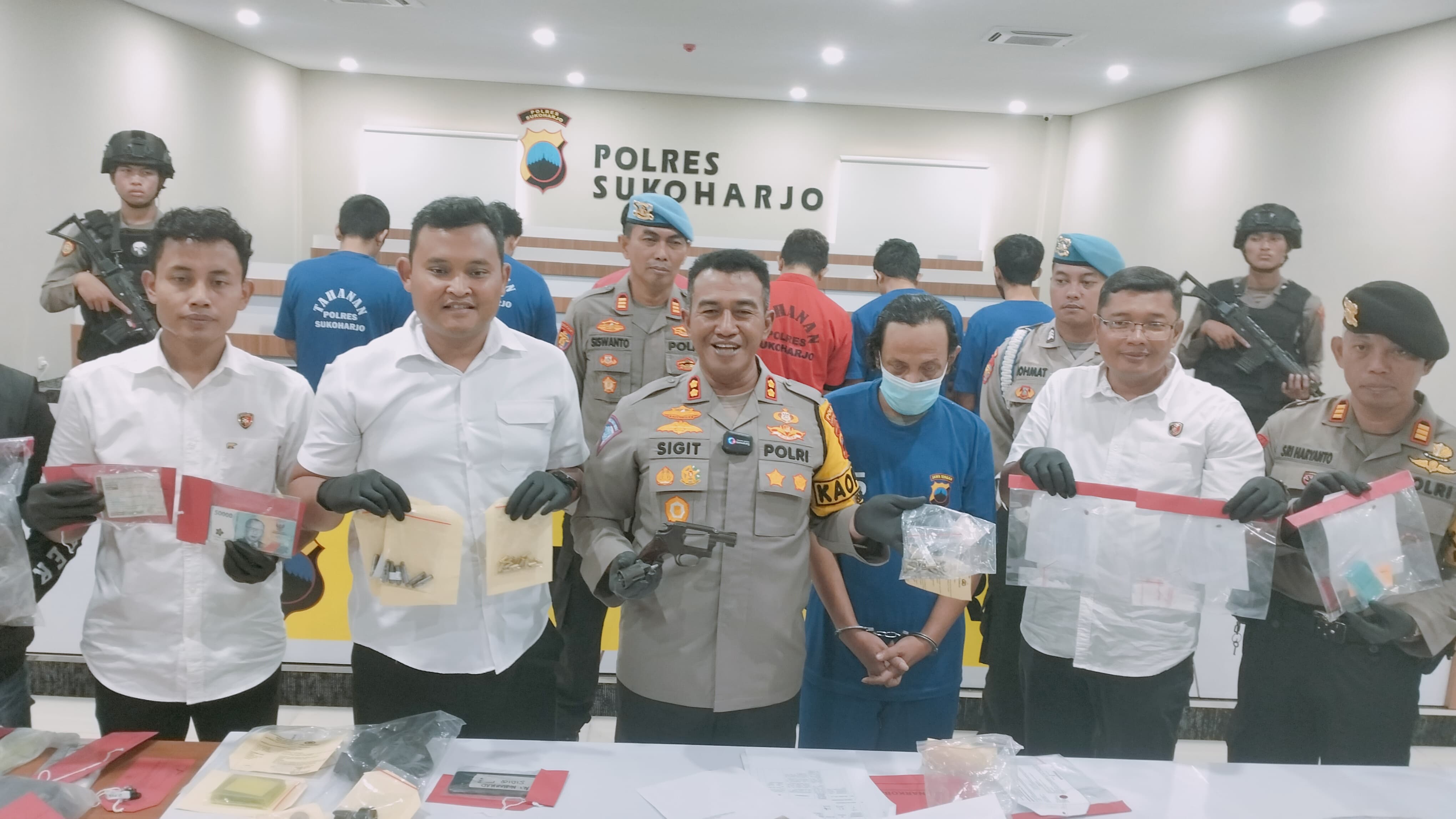 Konsumsi narkoba dan simpan senpi rakitan, warga Karanganyar ditangkap petugas Konsumsi narkoba dan simpan senpi rakitan, warga Karanganyar ditangkap petugas