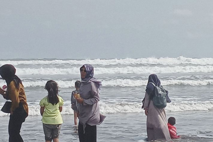 Wisatawan diimbau waspadai gelombang tinggi di selatan Jabar-DIY Wisatawan diimbau waspadai gelombang tinggi di selatan Jabar-DIY