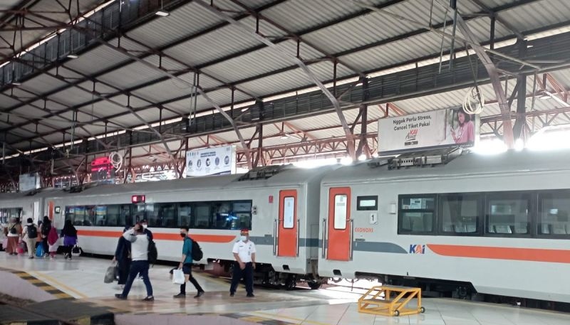 Perjalanan kereta memutar lewat selatan akibat banjir di Semarang