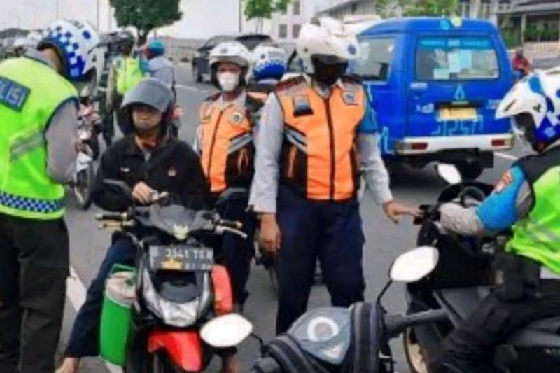 Polisi tilang 1.965 kendaraan bermotor di Jakarta karena lawan arah Polisi tilang 1.965 kendaraan bermotor di Jakarta karena lawan arah