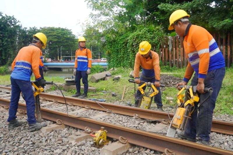PT KAI Daop 8 intensifkan perawatan jalur jelang Lebaran PT KAI Daop 8 intensifkan perawatan jalur jelang Lebaran