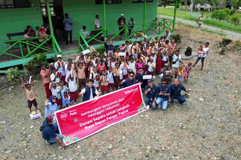 Telkomsel salurkan poin pelanggan jadi sepatu untuk pelajar Papua Telkomsel salurkan poin pelanggan jadi sepatu untuk pelajar Papua