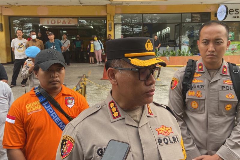Polisi periksa ulang lokasi bunuh diri sekeluarga di Jakarta Utara Polisi periksa ulang lokasi bunuh diri sekeluarga di Jakarta Utara