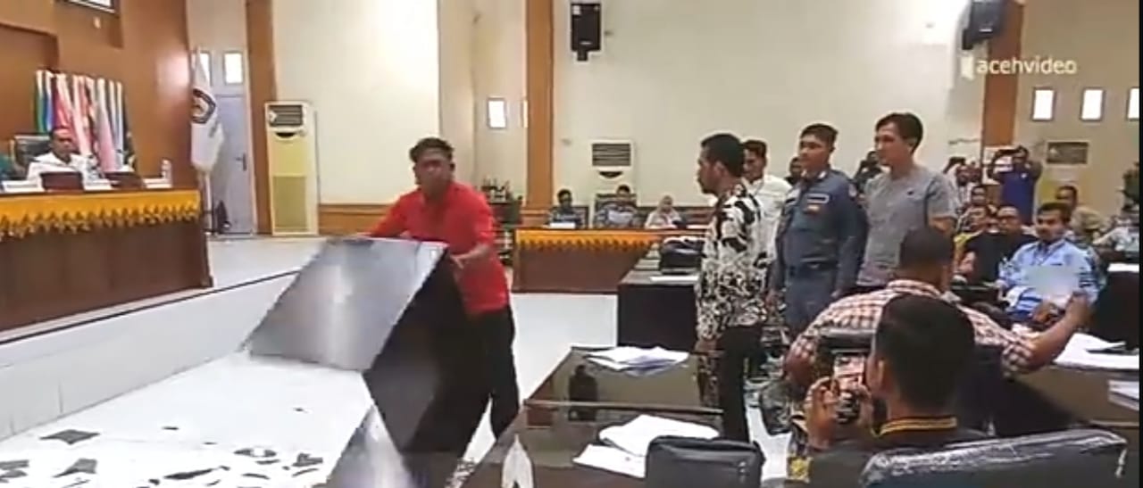 Caleg DPD-RI Azhari Cagee mengamuk tolak hasil pleno KIP Pidie Caleg DPD-RI Azhari Cagee mengamuk tolak hasil pleno KIP Pidie