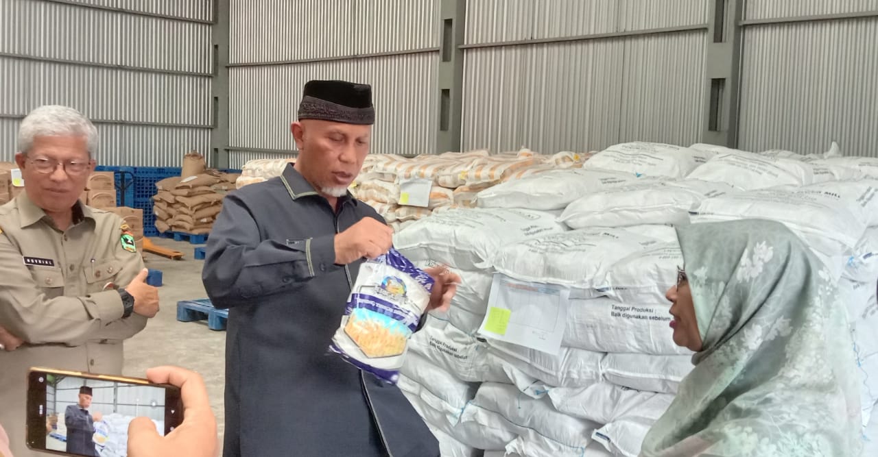 Gubernur Sumbar sidak ke gudang Bulog Gubernur Sumbar sidak ke gudang BulogÂ