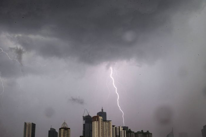 Jakarta diperkirakan akan diguyur hujan disertai petir pada Minggu Jakarta diperkirakan akan diguyur hujan disertai petir pada Minggu