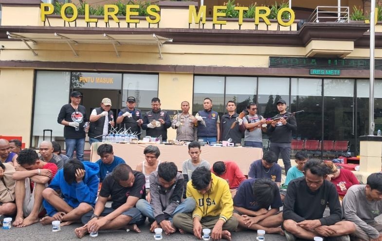 Minggu pagi Polisi gerebek Kampung Bahari Minggu pagi Polisi gerebek Kampung Bahari