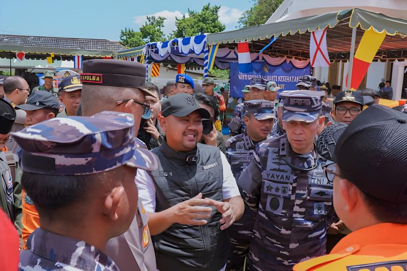 Bupati Gresik ucapkan terima kasih bantuan TNI AL bagi warga Bawean Bupati Gresik ucapkan terima kasih bantuan TNI AL bagi warga Bawean