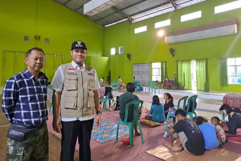 Warga Kudus terdampak banjir mulai mengungsi Warga Kudus terdampak banjir mulai mengungsi