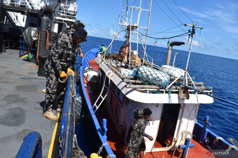 KKP tangkap kapal ikan ilegal berbendera Filipina KKP tangkap kapal ikan ilegal berbendera Filipina