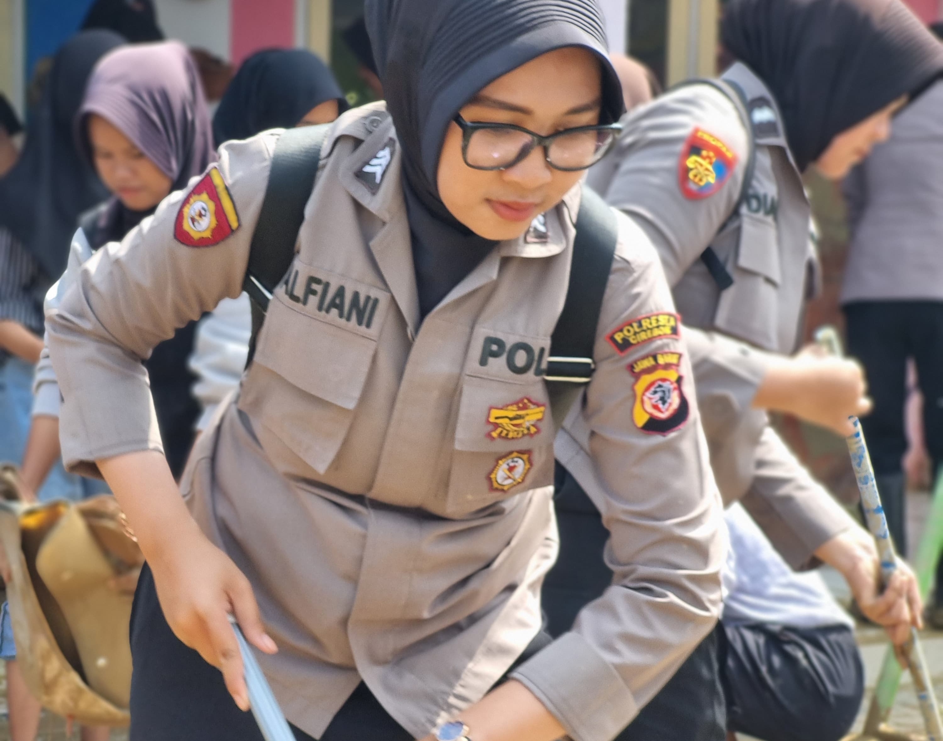 Pascabanjir, puluhan Polwan Polresta Cirebon kerja bakti bareng warga di Pabedilan