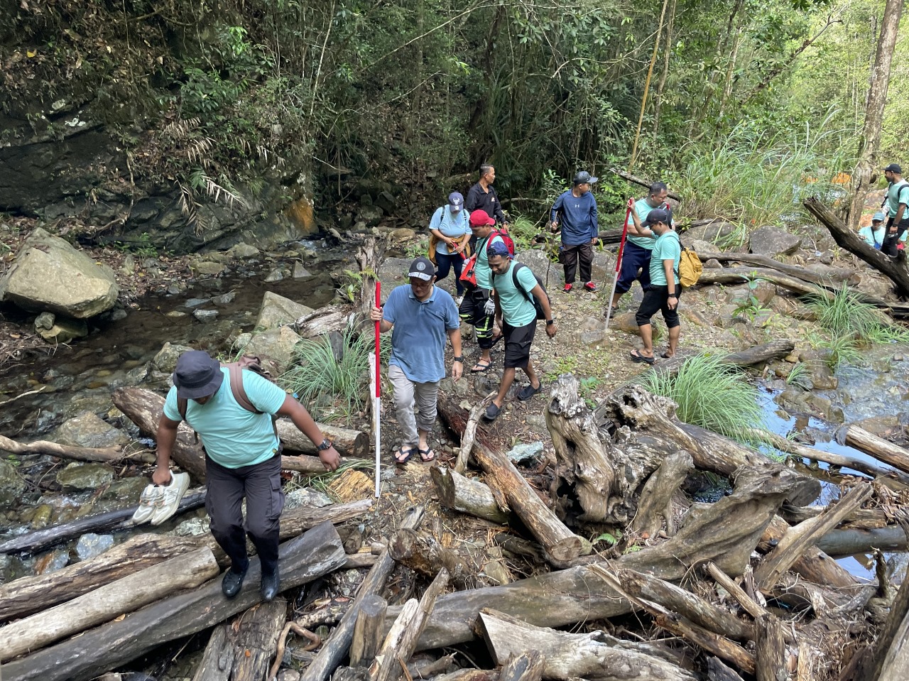 Dukung pariwisata di Papua, BI bersihkan sampah di Air Terjun Kampung Harapan Dukung pariwisata di Papua, BI bersihkan sampah di Air Terjun Kampung Harapan