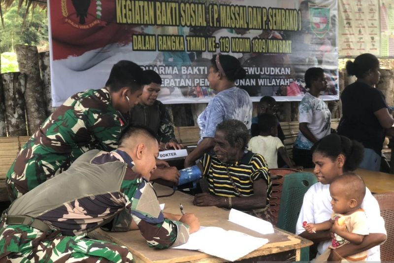 TNI periksa kesehatan gratis dan bagikan sembako di Maybrat TNI periksa kesehatan gratis dan bagikan sembako di Maybrat
