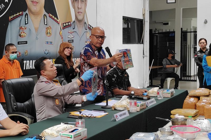 Polisi bongkar kasus narkotika jenis LSD ribuan lembar dari Jerman Polisi bongkar kasus narkotika jenis LSD ribuan lembar dari Jerman