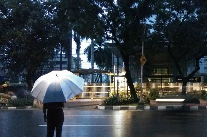 Hujan ringan diperkirakan mengguyur sebagian DKI pada Sabtu siang