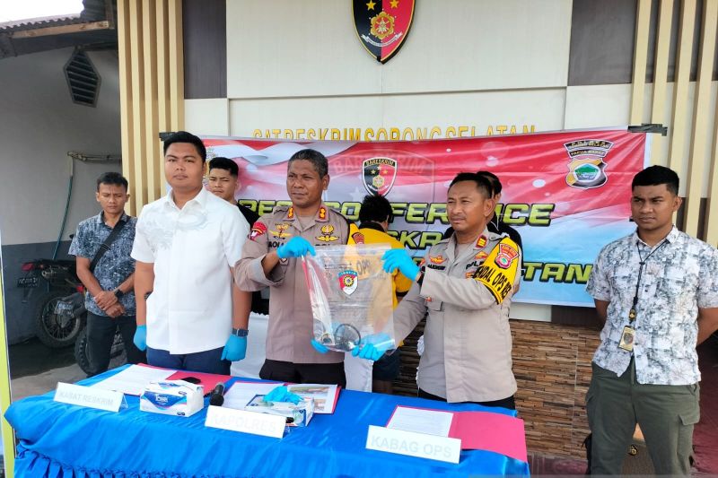 Polres Sorsel tangkap pengusaha bersama 4 truk kayu Polres Sorsel tangkap pengusaha bersama 4 truk kayu