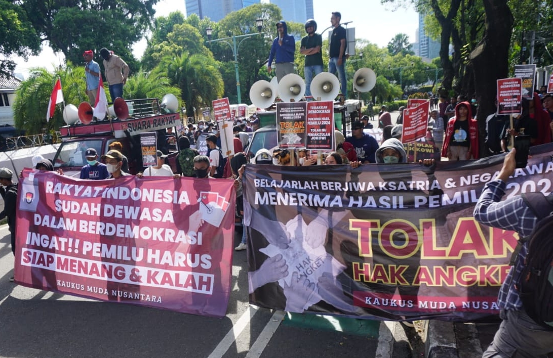 Massa KMN serukan dukung hasil Pemilu 2024 & tolak isu pemakzulan Presiden Jokowi 