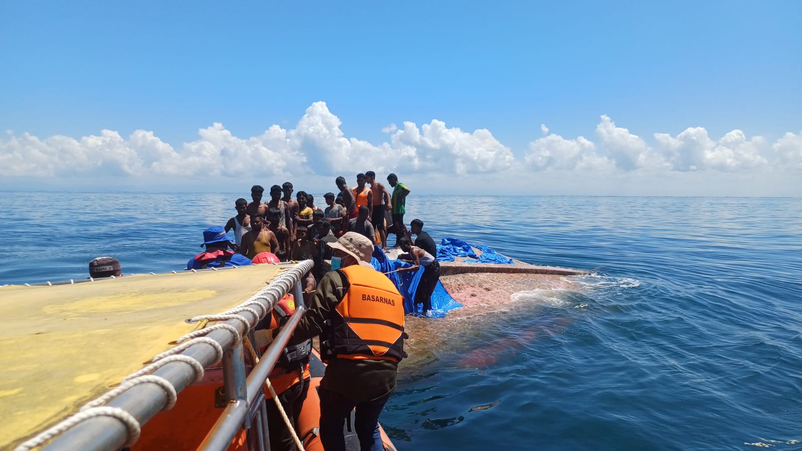 Tim SAR evakuasi 69 imigran Rohingya korban kapal karam di Laut Aceh Tim SAR evakuasi 69 imigran Rohingya korban kapal karam di Laut Aceh