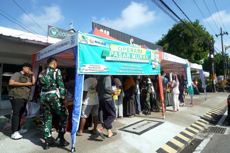 Bulog Madiun gelar operasi pangan murah di empat titik lokasi Bulog Madiun gelar operasi pangan murah di empat titik lokasi
