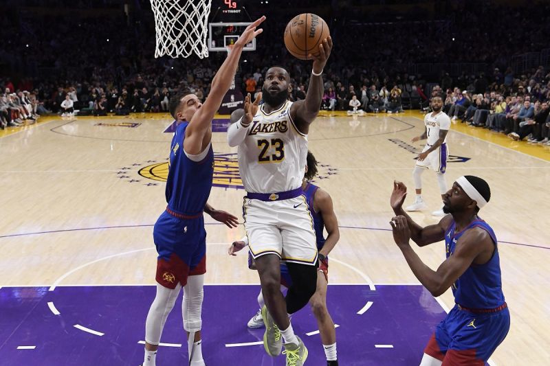 LeBron James pastikan baik-baik saja walau cedera pergelangan kaki LeBron James pastikan baik-baik saja walau cedera pergelangan kaki