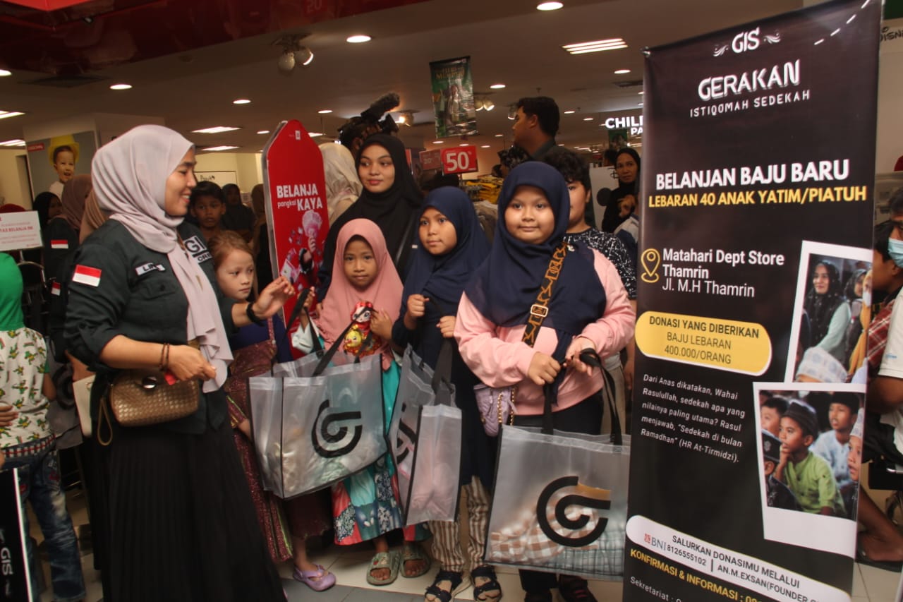 Puluhan anak yatim di Kota Medan berbelanja baju lebaran gratis Puluhan anak yatim di Kota Medan berbelanja baju lebaran gratis