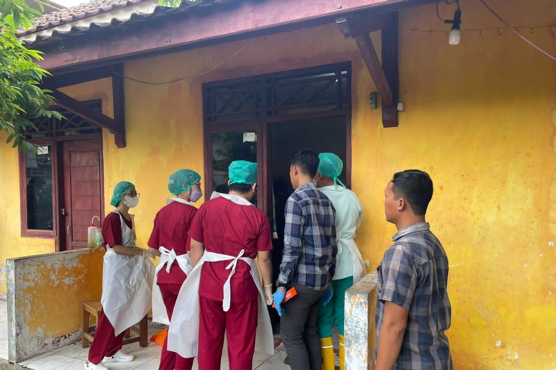 Polisi evakuasi mayat di rumah kontrakan di Serang