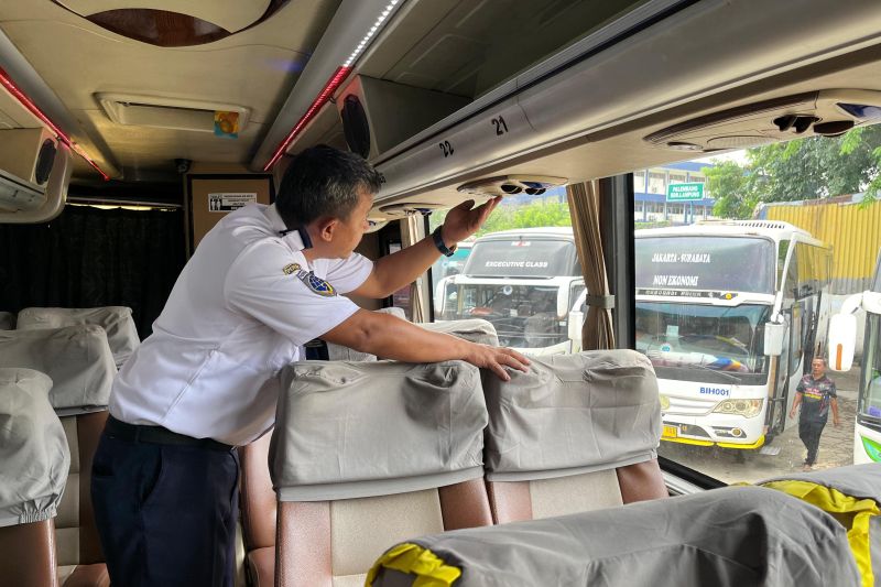 Damri pastikan armada bersih demi kenyamanan penumpang saat mudik Damri pastikan armada bersih demi kenyamanan penumpang saat mudik