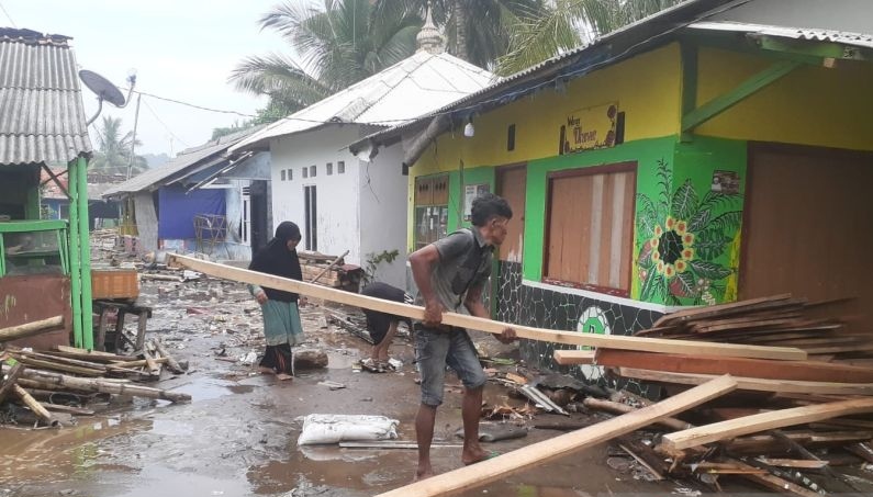 Sebanyak 110 unit bangunan rusak dampak banjir rob di Palabuhanratu 