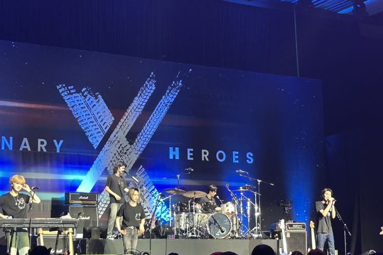 Xdinary Heroes terharu saat diberi kejutan oleh Villains Indonesia Xdinary Heroes terharu saat diberi kejutan oleh Villains Indonesia