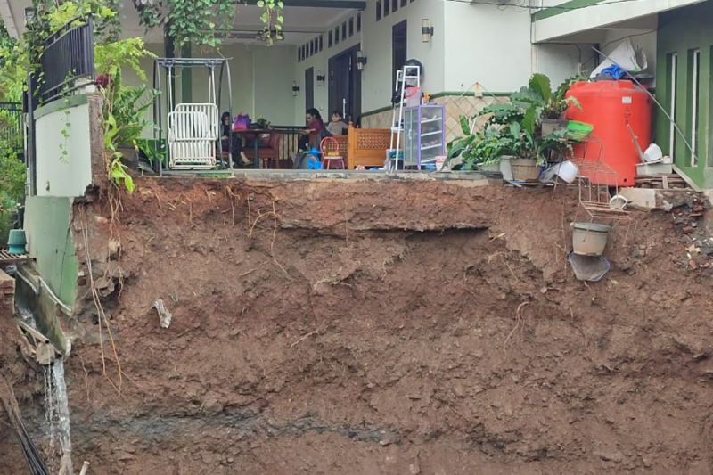 Hujan lebat akibatkan jalan ambles sedalam 12 meter di Semarang Hujan lebat akibatkan jalan ambles sedalam 12 meter di Semarang