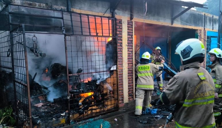 Tiga ruko di kawasan PIK Penggilingan ludes terbakar Tiga ruko di kawasan PIK Penggilingan ludes terbakar