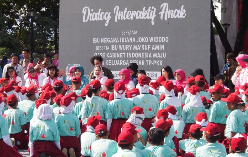 Iriana Jokowi-jajaran istri menteri Dialog Interaktif Anak di Bogor Iriana Jokowi-jajaran istri menteri Dialog Interaktif Anak di Bogor