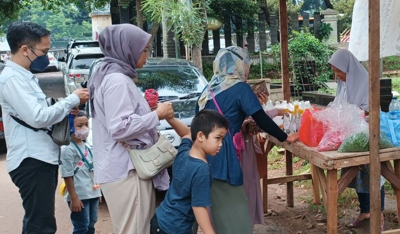 Pedagang bunga musiman di TPU Menteng Pulo dapat berkah Ramadhan Pedagang bunga musiman di TPU Menteng Pulo dapat berkah Ramadhan