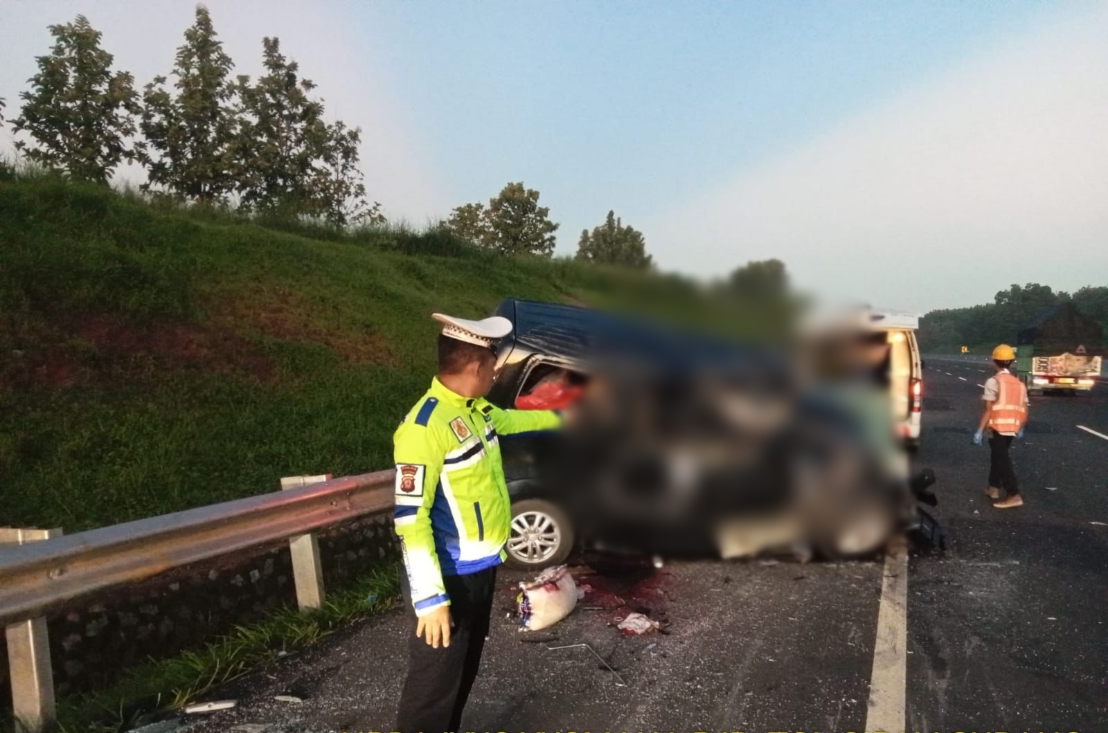 Supir mengantuk, minibus APV tabrak pembatas jalan Tol Cipali, 3 luka-luka