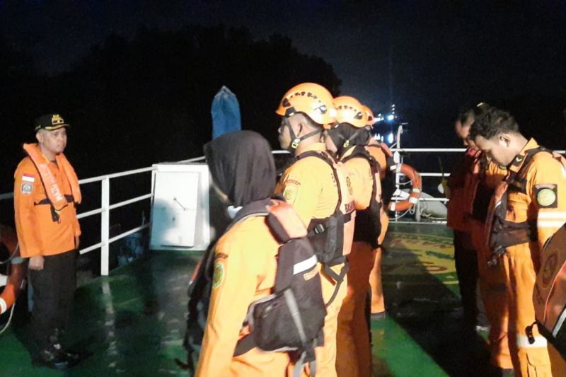 Tim SAR cari sembilan nelayan hilang akibat kapal terbalik di Bontang Tim SAR cari sembilan nelayan hilang akibat kapal terbalik di Bontang