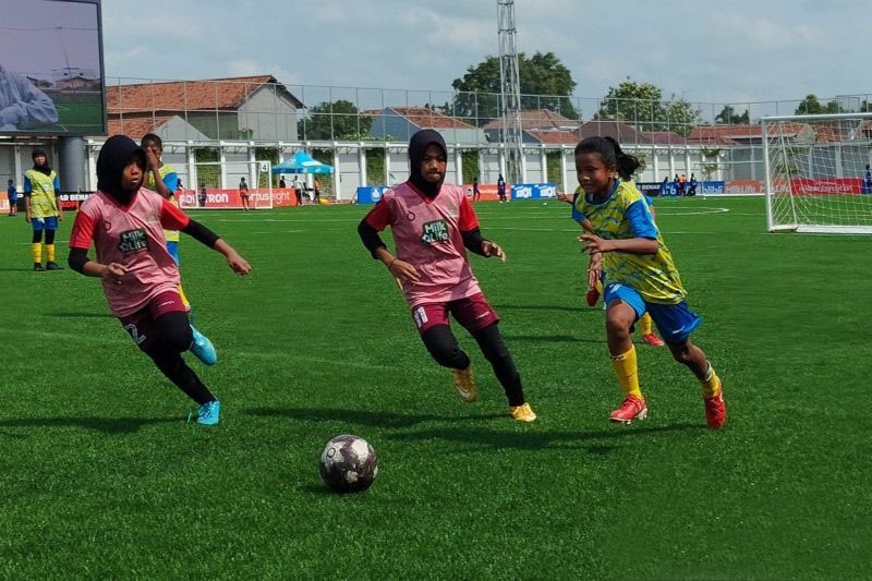 1.712 siswi SD/MI di Keresidenan Pati ikuti kompetisi sepak bola putri 1.712 siswi SD/MI di Keresidenan Pati ikuti kompetisi sepak bola putri