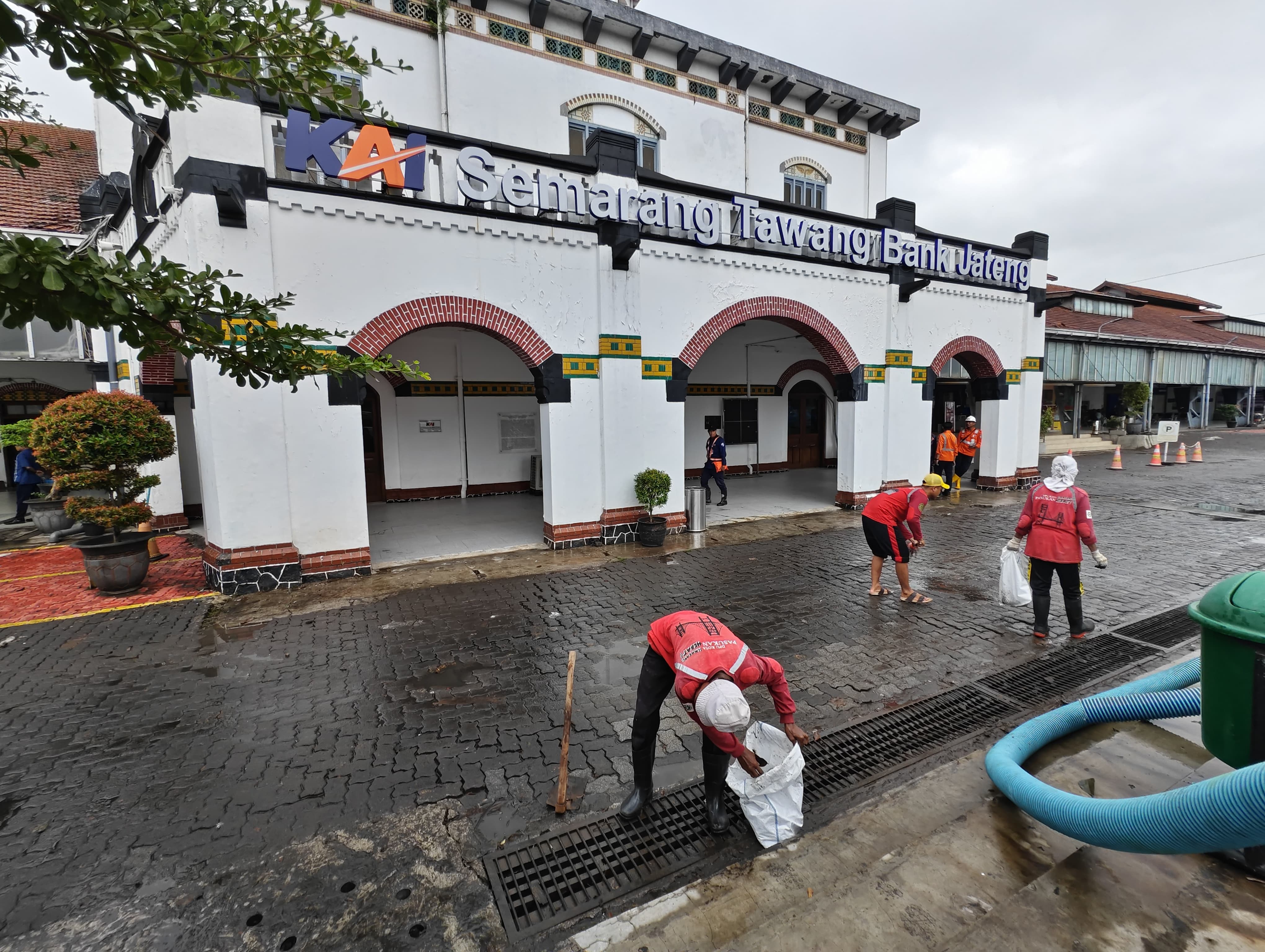 Imbas banjir Semarang, perjalanan kereta api di Daop 3 Cirebon terganggu Imbas banjir Semarang, perjalanan kereta api di Daop 3 Cirebon terganggu