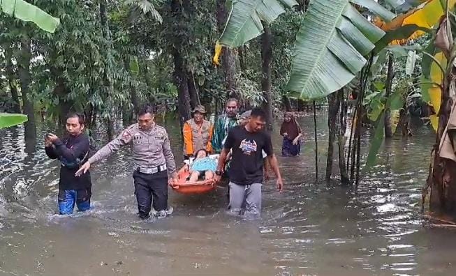 Rumah terendam banjir, seorang ibu melahirkan warga Jati Wetan Kudus terpaksa dievakuasi Rumah terendam banjir, seorang ibu melahirkan warga Jati Wetan Kudus terpaksa dievakuasiÂ