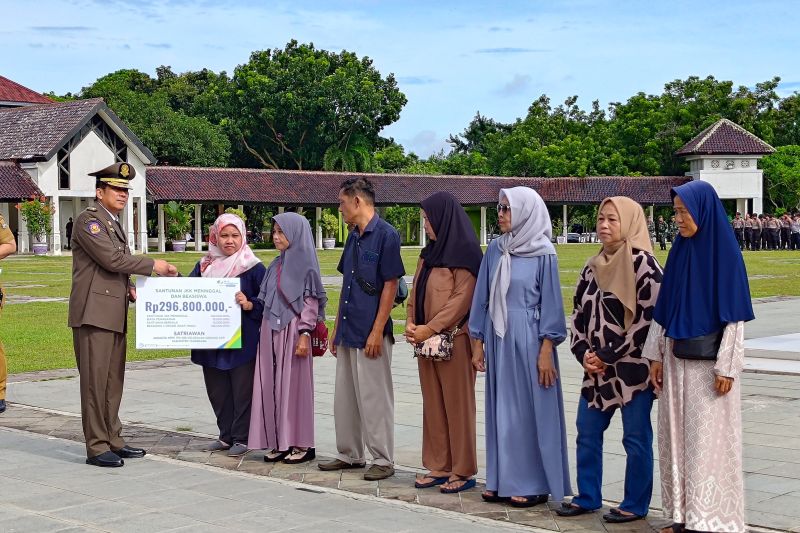 Pemerintah serahkan santunan bagi 14 keluarga petugas pemilu meninggal Pemerintah serahkan santunan bagi 14 keluarga petugas pemilu meninggal