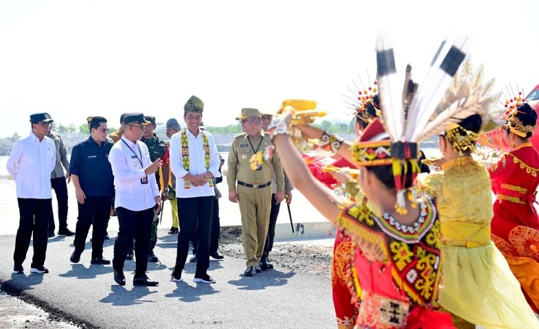 Presiden Jokowi disambut prosesi adat saat tiba di Singkawang Kalbar