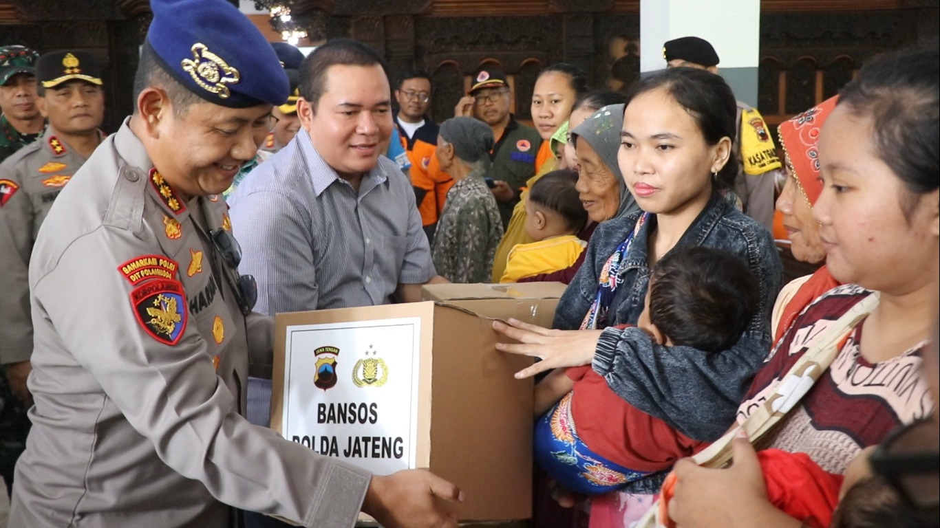 Datangi pengungsi banjir Kudus, Kapolda dan Pangdam bantu logistik Datangi pengungsi banjir Kudus, Kapolda dan Pangdam bantu logistik
