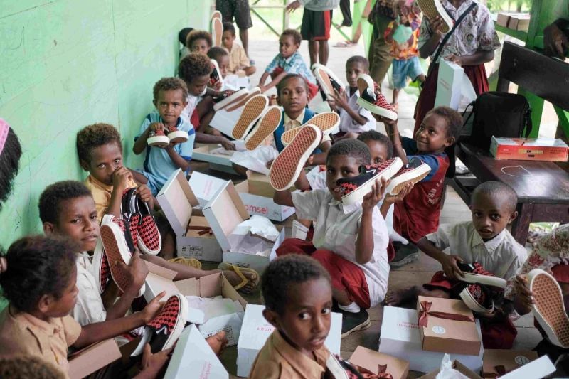 Beberapa sekolah di Papua menerima 275 pasang sepatu dari Telkomsel Beberapa sekolah di Papua menerima 275 pasang sepatu dari Telkomsel