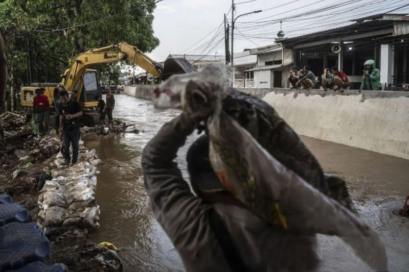 Legislator minta DKI tertibkan hunian liar antisipasi tanggul jebol Legislator minta DKI tertibkan hunian liar antisipasi tanggul jebol