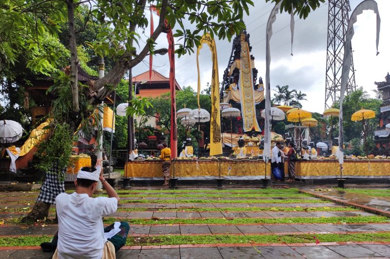 Panitia tanam seribu pohon di pura Jakarta dalam rangka Nyepi Panitia tanam seribu pohon di pura Jakarta dalam rangka Nyepi