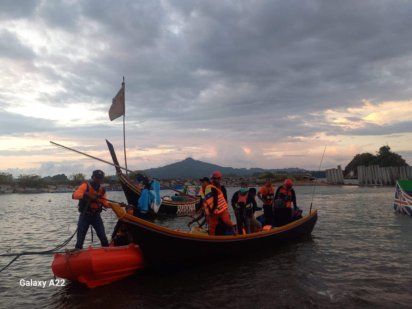 Tim SAR Gabungan kembali temukan jenazah imigran Rohingya di laut Aceh Jaya Tim SAR Gabungan kembali temukan jenazah imigran Rohingya di laut Aceh Jaya