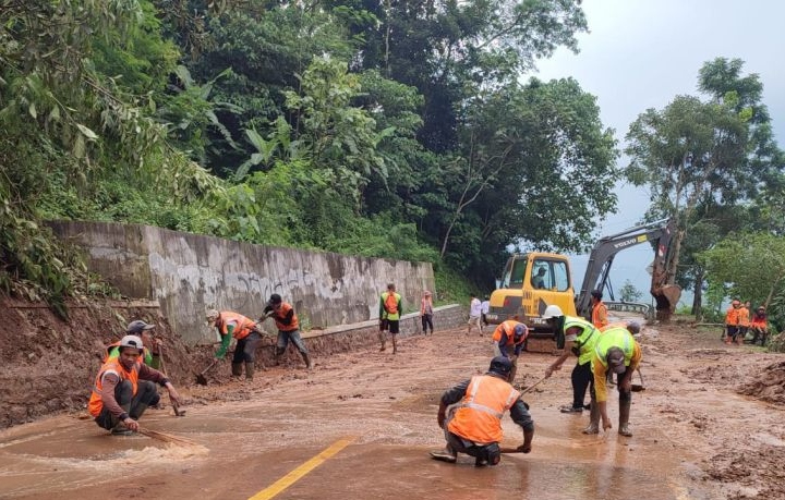 Longsor di jalur Majalengka-Kuningan dibersihkan
